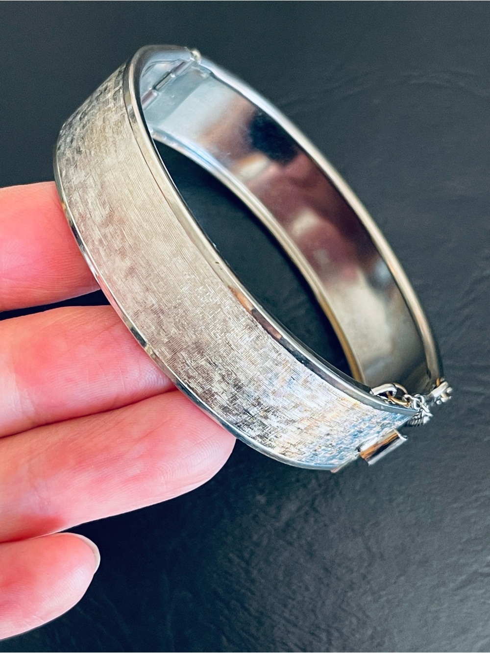 Vintage Silver tone Textured Hinged Bangle Bracelet.